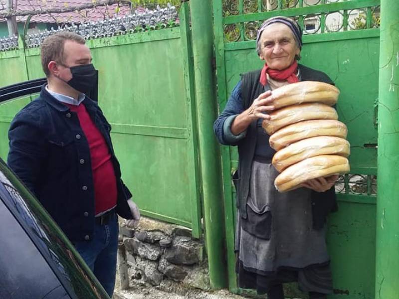 70 წელს გადაცილებულ ბენეფიციარებზე მოხალისეების მიერ გამომცხვარი პურის მარაგის ოჯახებში...